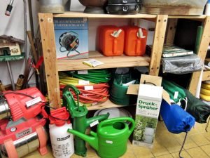 Gartensaison verschiedene Gartengeräte