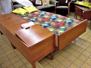 Retro Bett mit Bettkasten