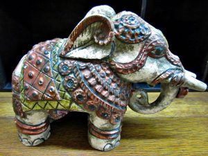 Elefant Holz verziert bemalt