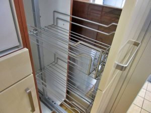 Einbauküche creme 310 Apothekerschrank