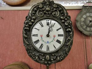 Adventskalender 17.12.2019 große Wanduhr mit Pendel