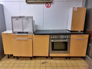 Singleküche mit E-Geräten Buche
