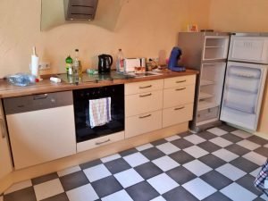 Einbauküche mit Elektrogeräten weiss