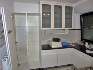Einbauküche mit Elektrogeräten weiss