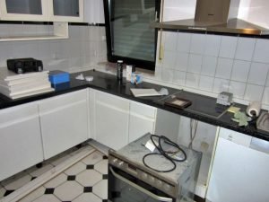 Einbauküche mit Elektrogeräten weiss