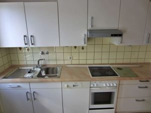Einbauküche mit Elektrogeräten weiss
