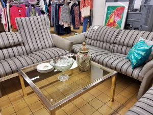 Möbel und Einrichtung Sofa Couch grau gestreift