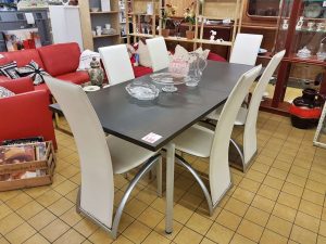 Möbel und Einrichtung modern Essgruppe Tisch mit Stühlen