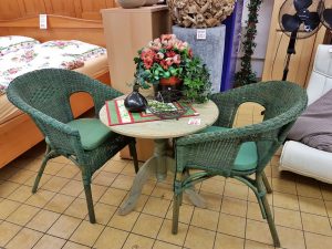 Möbel und Einrichtung Tisch mit Rattan-Sessel