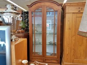 Möbel und Einrichtung Vitrinenschrank Nussbaum