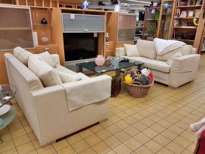 Möbel Einrichtung Sofa Couch 2-Sitzer Stoff hell