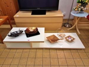 Möbel Einrichtung Tisch Lowboard modern Holz hochglanz