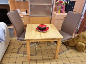 Tisch Holz Natur Stühle Hochlehner braun