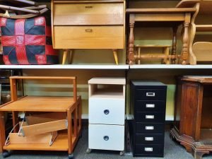 Schränkchen Beistelltische Hocker diverse