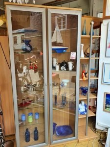 Glasvitrine mit Regal