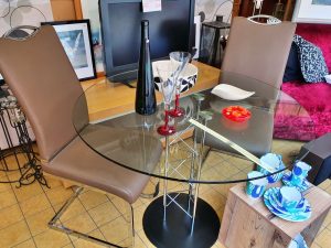 Glastisch rund und 2 Schwingstühle