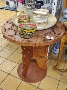 Beistelltisch Holz geschnitzt