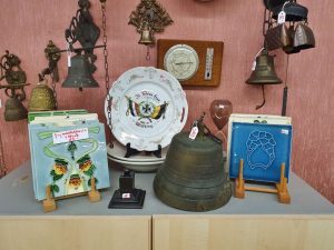 Möbel, Einrichtung und Inventar aus allen Epochen 02