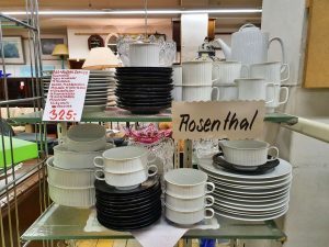 Möbel, Einrichtung und Inventar aus allen Epochen 05