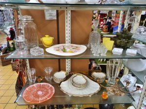 Möbel, Einrichtung und Inventar aus allen Epochen 06