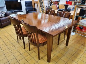 Esstisch mit 4 Stühlen Nussbaum? poliert