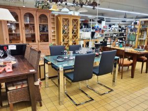 Verschiedene Essgruppen und Vitrinenschränke