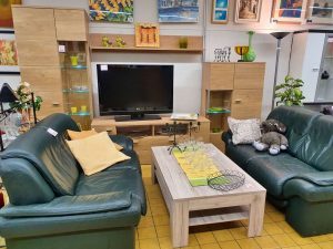 Wohnwand, Couch und Wohnzimmertisch