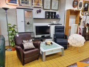 Wohnwand, Fernsehsessel und Wohnzimmertisch