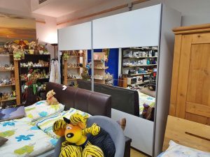 Kleiderschrank weiss mit Schwebetüren
