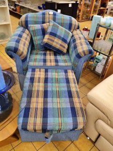 Sessel mit Hocker Stoff farbig kariert