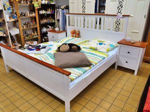 Doppelbett mit Nachtschränkchen Landhausstil weiss