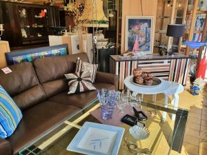 Kommoden, Tische, Sofas und mehr