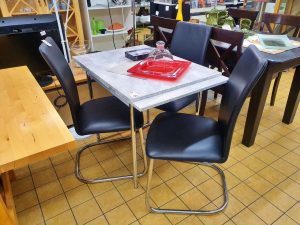 Esstisch ausziehbar und 3 Freischwinger Stühle