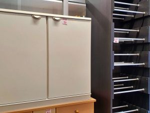 Kommoden und Regale in verschiedenen Farben 01