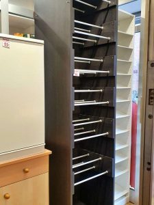 Kommoden und Regale in verschiedenen Farben 02