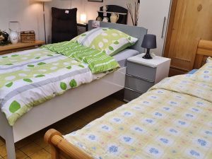 Einzelbett mit Tempur-Matratze und elektr. Lattenrost hochwertig