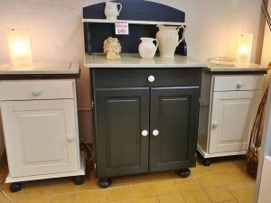 Schminkkommode und Nachtschränkchen