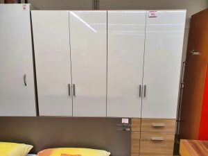 Kleiderschrank modern weiss Hochglanz mit Holzoptik