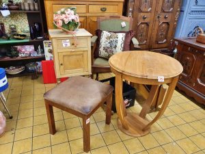 Ausgefallener Beistelltisch aus hellem Eichenholz