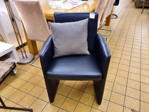 Schwarzer Sessel aus Kunstleder