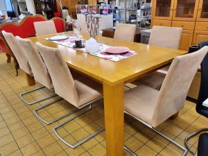 Esstisch Holz mit 8 Schwingstühlen Velourleder-Optik hell