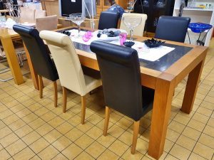 Esstisch massiv Holz mit 6 Hochlehner Stühlen schwarz beige