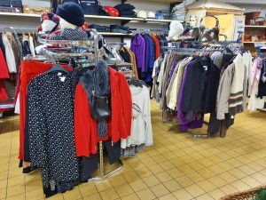 Einrichtung und Dekoartikel Bekleidung 20221124 11