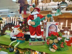 20240923 Weihnachtsmarkt 2024 Weihnachtsmänner Nikoläuse und Weihnachtsdekoration 01