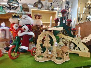 20240923 Weihnachtsmarkt 2024 Weihnachtsmänner Nikoläuse und Weihnachtsdekoration 08